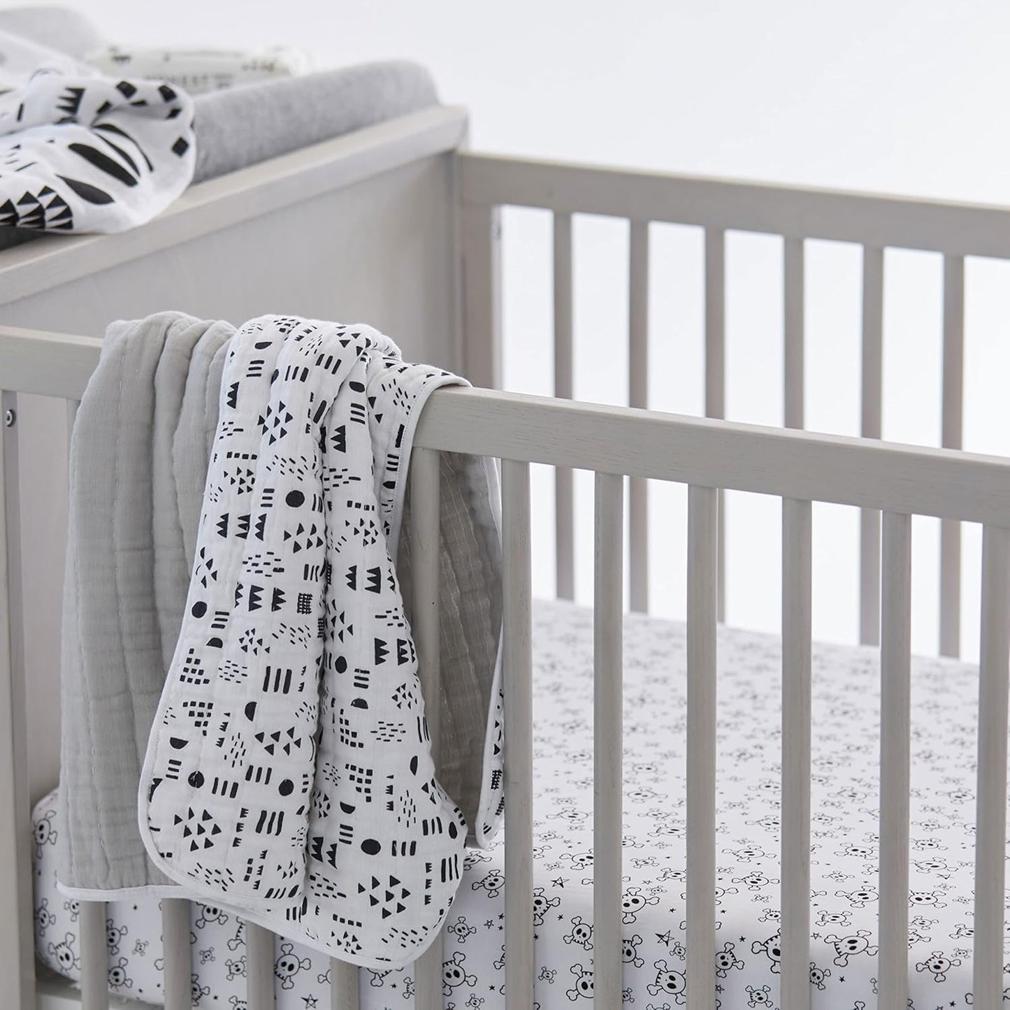 HonestBaby Boys Organic Cotton Changing Pad Cover, Tossed Skulls, One Size